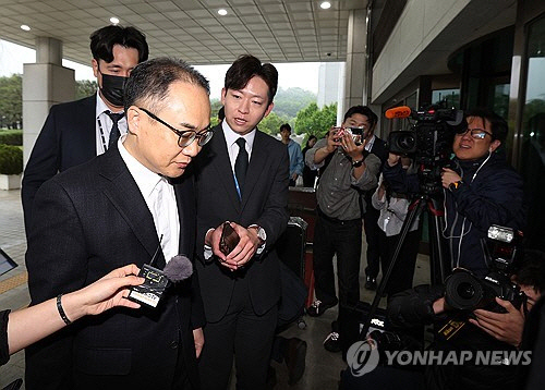 김건희 여사의 '명품가방 수수 의혹'에 대해 전담수사팀을 꾸려 신속히 수사하라고 지시한 이원석 검찰총장이 7일 오전 서울 서초구 대검찰청으로 출근하며 취재진의 질문에 답한 뒤 이동하고 있다. [연합뉴스]